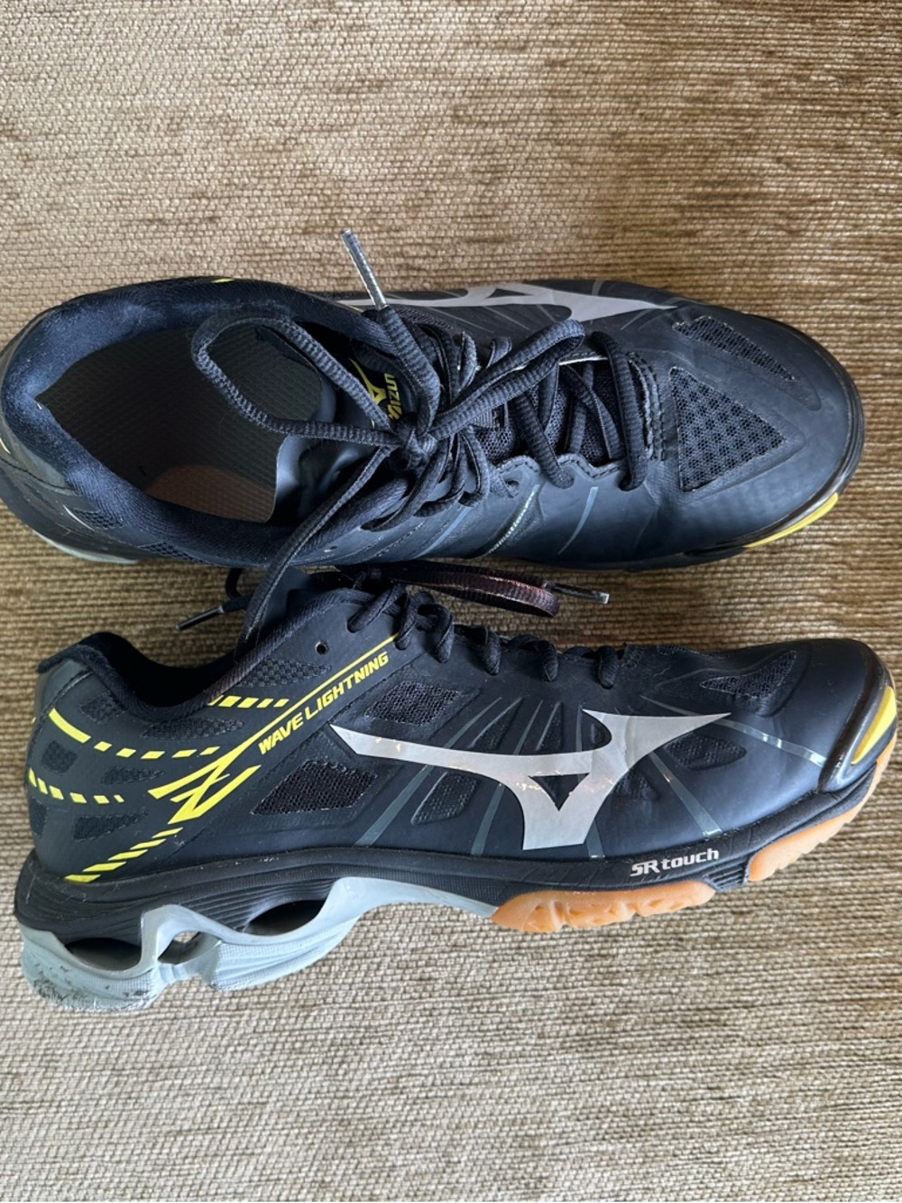 Mizuno Wave Lightning Women’s Black & Yellow Volleyball Shoes 🏐